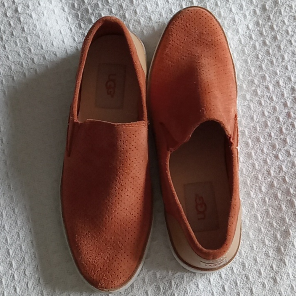 UGG ADLEY PER SLIP ONS CLEAN 7